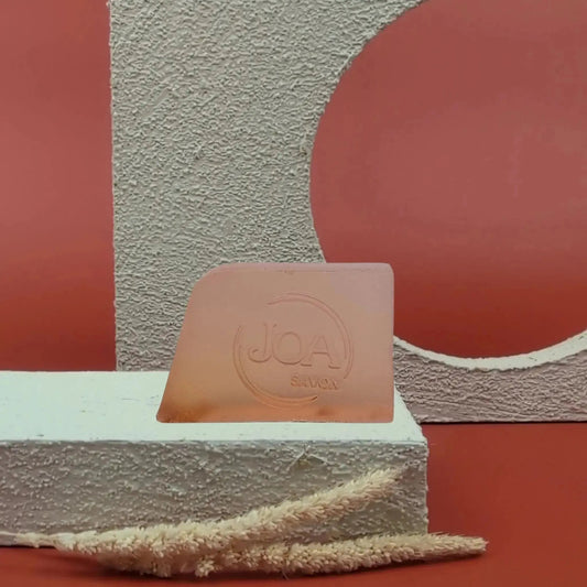Savon Joa à la rose pétale de Provence sur fond rouge texturé clair