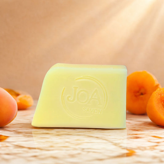 Savon Abricot Joa Savon avec abricots frais dans une mise en scène lumineuse et chaleureuse