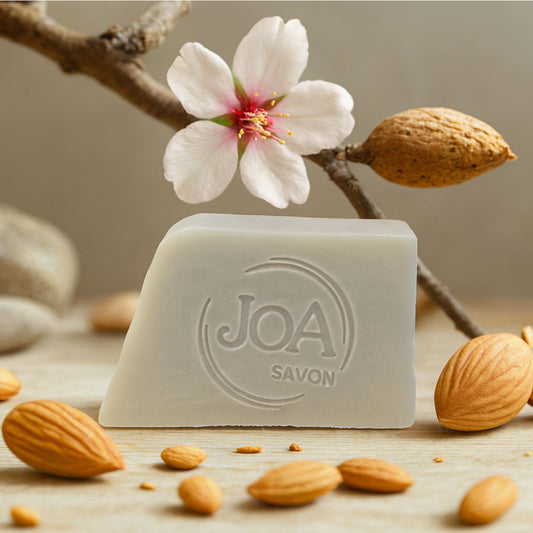 Savon Amande Joa Savon avec amandes et fleur d’amandier dans une ambiance douce et naturelle