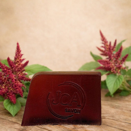 Savon Amarante Joa Savon avec fleurs d’amarante dans une ambiance chaleureuse et naturelle