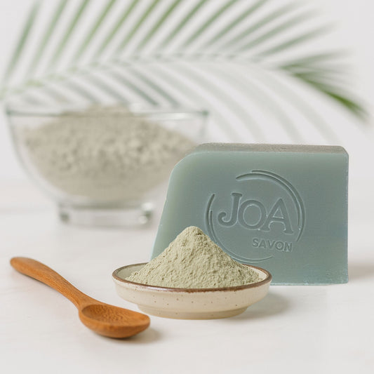 Savon Argile Verte Joa Savon avec poudre d’argile dans une ambiance naturelle et apaisante
