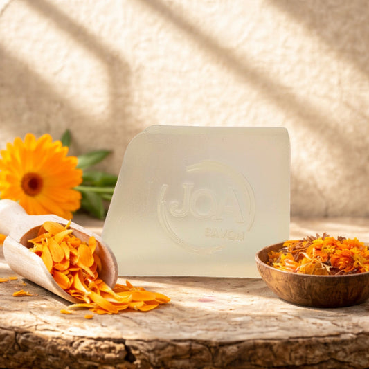 Savon Calendula Joa Savon dans une ambiance naturelle avec pétales de calendula et lumière douce