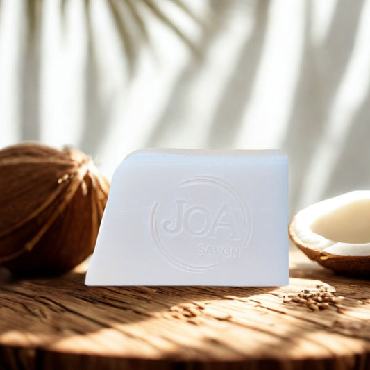 Savon Coco Joa Savon dans une ambiance chaleureuse avec noix de coco et tons naturels