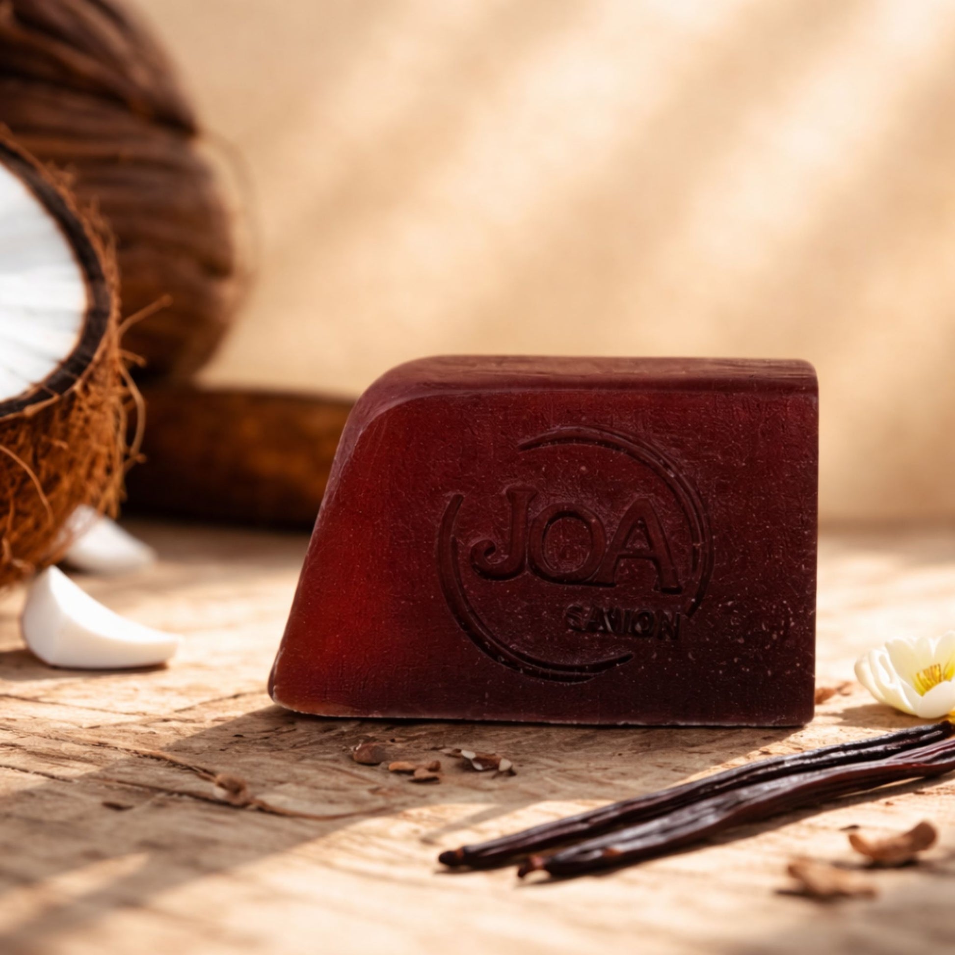 Savon Coco Vanille Joa Savon dans une ambiance chaleureuse avec noix de coco et gousses de vanille