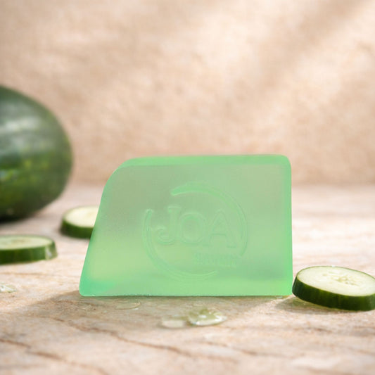 Savon Concombre Joa Savon dans une ambiance fraîche avec rondelles de concombre et tons naturels