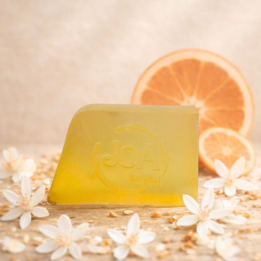 Savon Fleur d’Oranger Joa Savon dans une ambiance douce et lumineuse avec fleurs blanches et agrumes