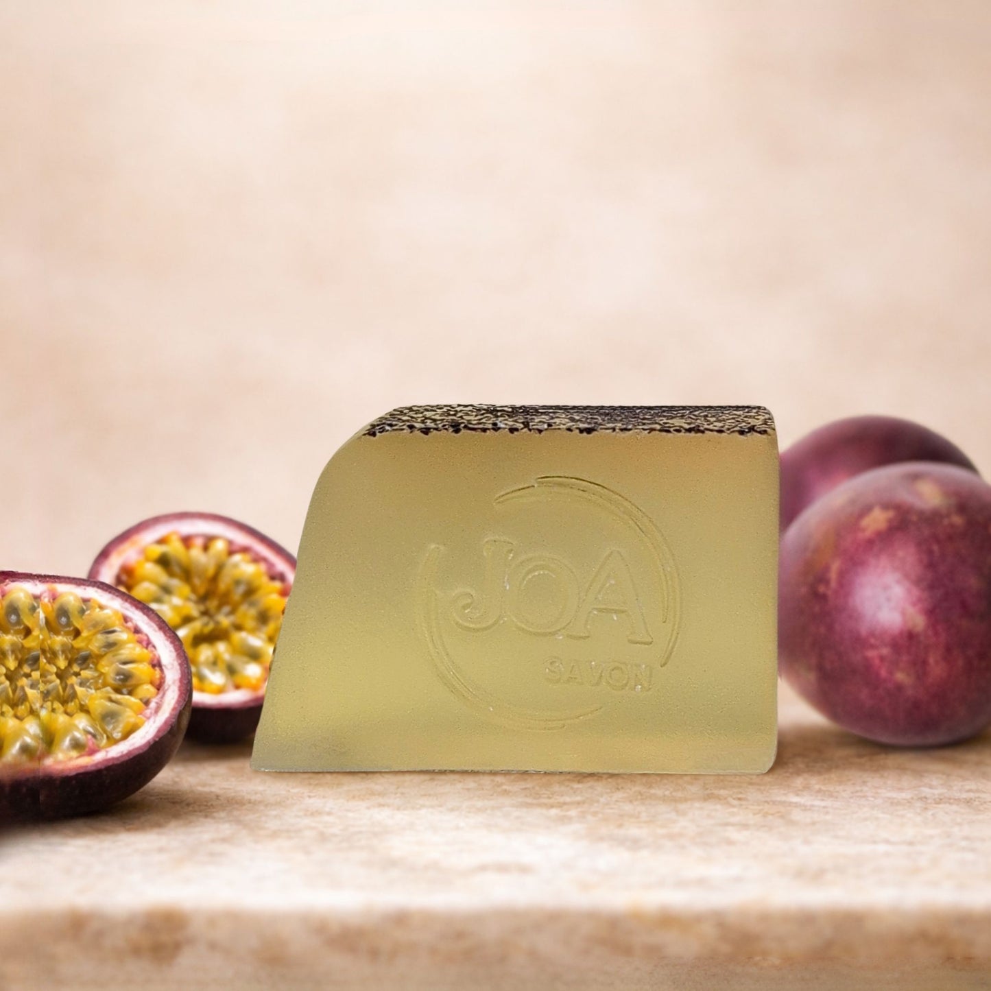Savon Fruit de la Passion Joa Savon dans une ambiance tropicale et lumineuse avec fruits exotiques