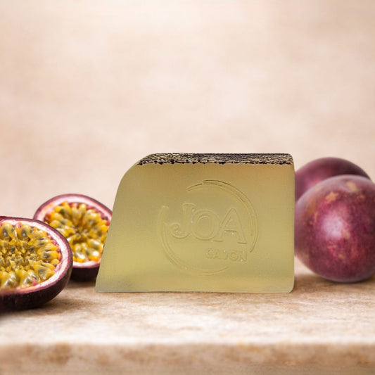 Savon Fruit de la Passion Joa Savon dans une ambiance tropicale et lumineuse avec fruits exotiques
