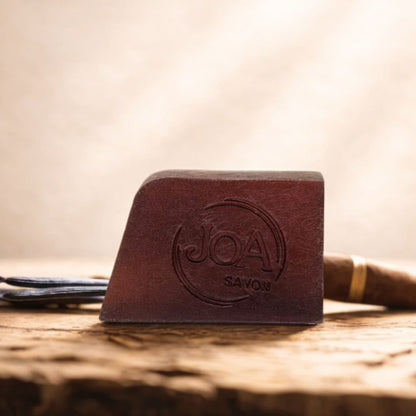 Savon Havane Vanille Joa Savon dans une ambiance chaleureuse et élégante avec accessoires parfumés