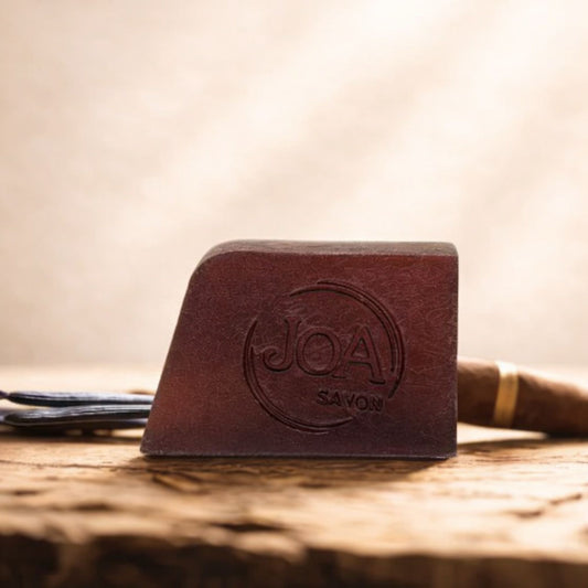 Savon Havane Vanille Joa Savon dans une ambiance chaleureuse et élégante avec accessoires parfumés