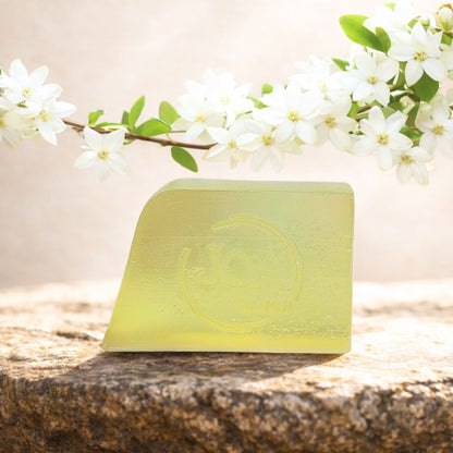 Savon Jasmin Joa Savon dans une ambiance douce et florale avec fleurs blanches élégantes