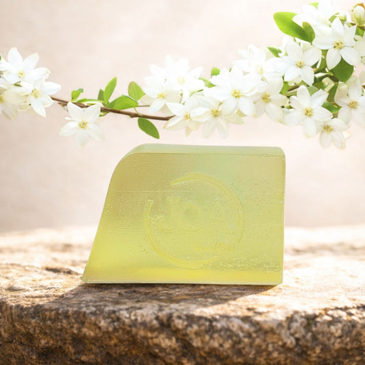 Savon Jasmin Joa Savon dans une ambiance douce et florale avec fleurs blanches élégantes
