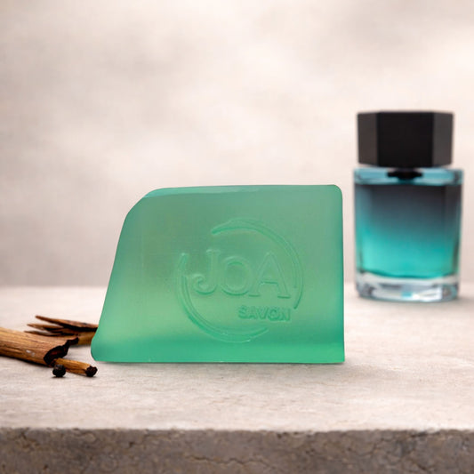 Savon L’Homme Joa Savon dans une ambiance masculine et élégante avec accessoires parfumés