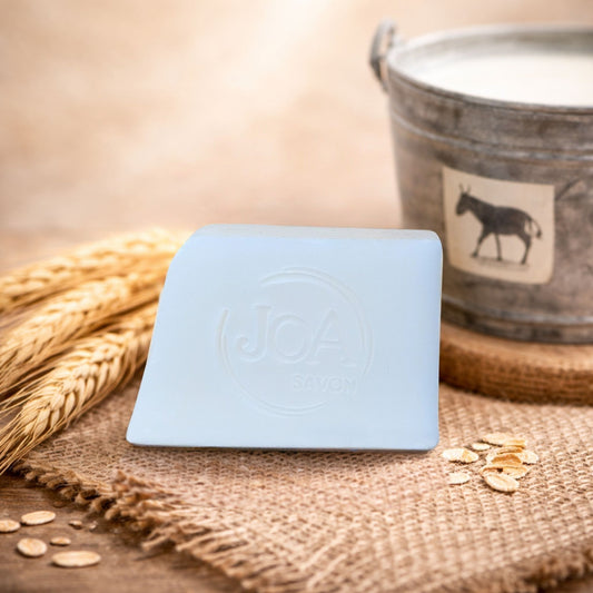Savon Lait d’ânesse Joa Savon dans une ambiance douce et naturelle avec avoine et accessoires cocooning