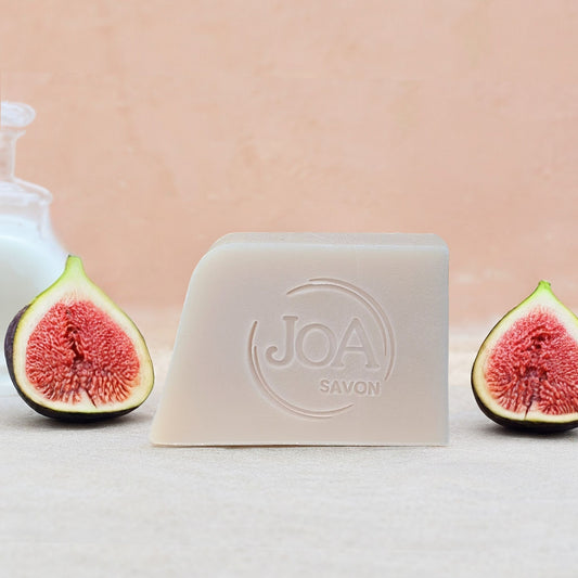 Savon Lait de Figue Joa Savon dans une ambiance douce et naturelle avec figues fraîches