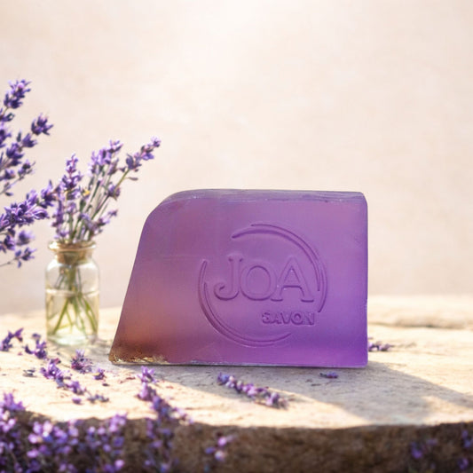 Savon Lavande Joa Savon dans une ambiance provençale avec brins de lavande et lumière douce
