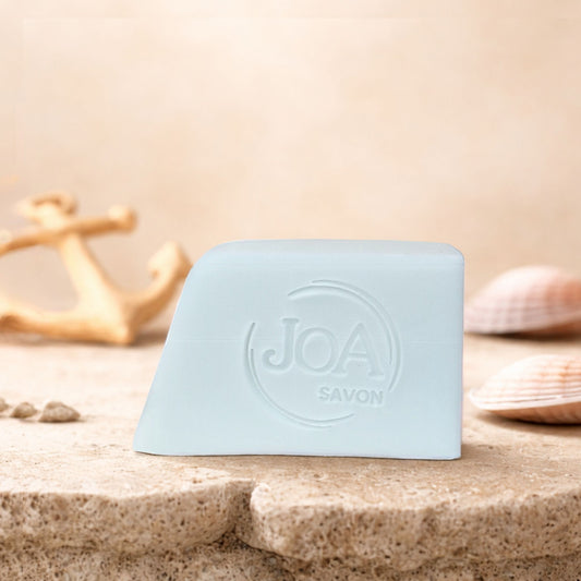 Savon Marine Joa Savon dans une ambiance fraîche et élégante avec coquillages et décoration marine