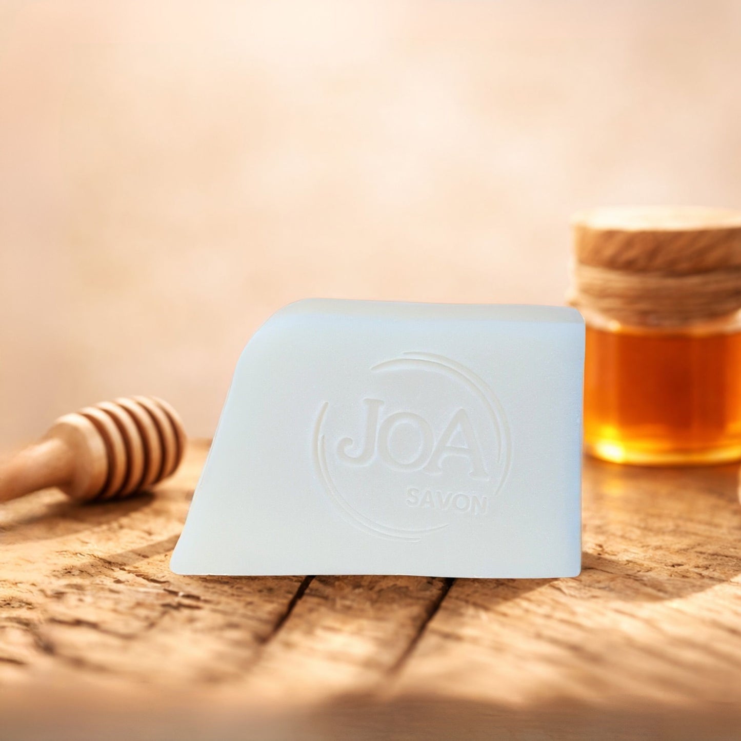 Savon Miel Joa Savon dans une ambiance chaleureuse et gourmande avec miel et accessoires naturels