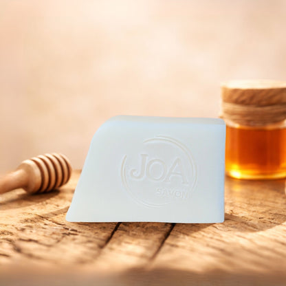 Savon Miel Joa Savon dans une ambiance chaleureuse et gourmande avec miel et accessoires naturels