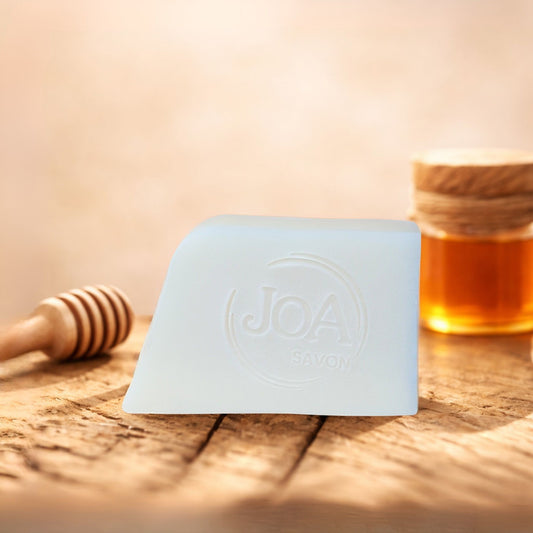 Savon Miel Joa Savon dans une ambiance chaleureuse et gourmande avec miel et accessoires naturels