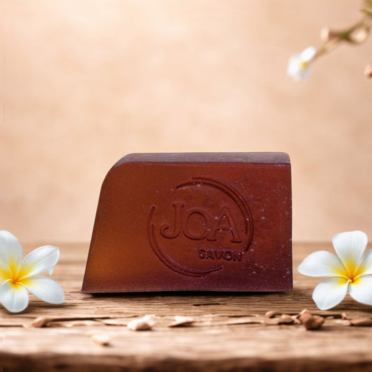 Savon Monoï Joa Savon dans une ambiance exotique et chaleureuse avec fleurs blanches et notes solaires