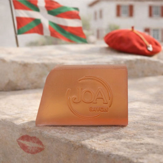 Savon Muxu Joa Savon dans une ambiance basque avec drapeau et décor naturel
