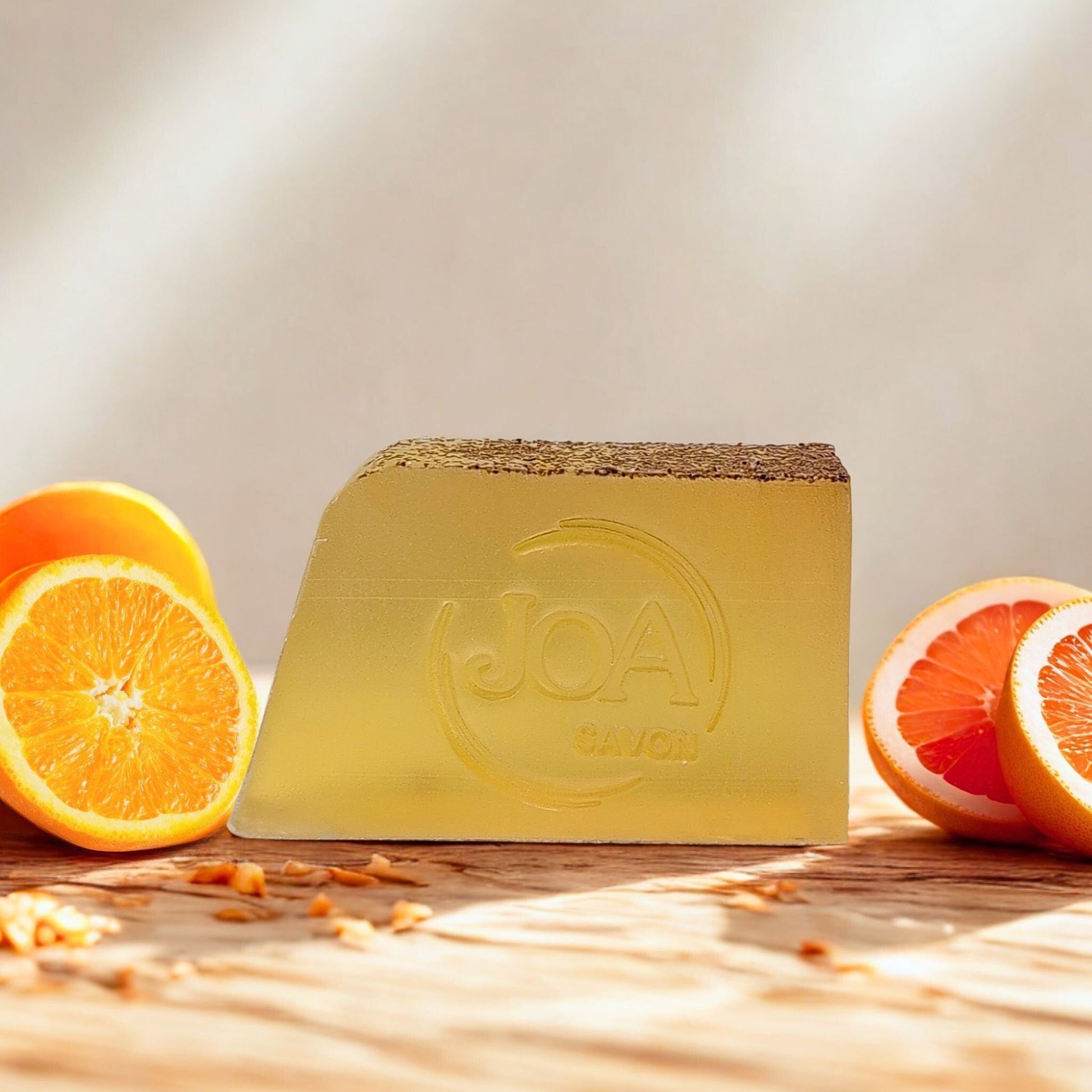 Savon Orange Pamplemousse Joa Savon dans une ambiance fruitée avec agrumes et lumière naturelle