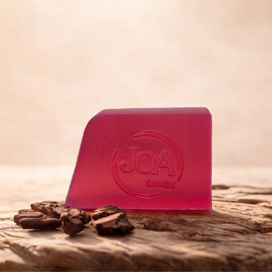 Savon Oud Joa Savon dans une ambiance chaleureuse et boisée avec notes orientales