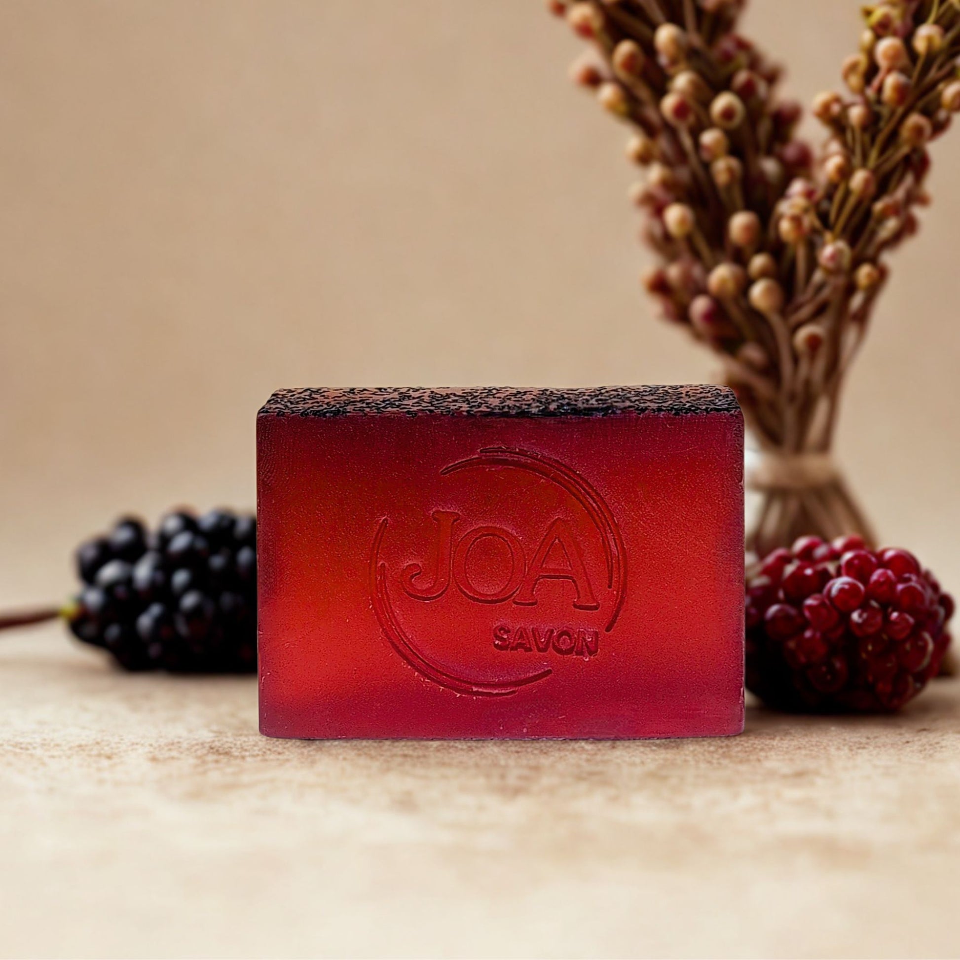 Savon Porto Joa Savon dans une ambiance chaleureuse avec fruits rouges et notes gourmandes