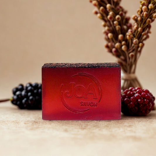 Savon Porto Joa Savon dans une ambiance chaleureuse avec fruits rouges et notes gourmandes
