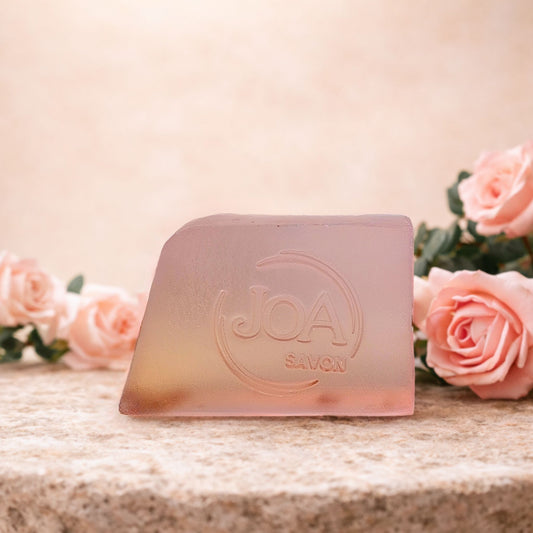 Savon Rose de Provence Joa Savon dans une ambiance douce et florale avec roses élégantes