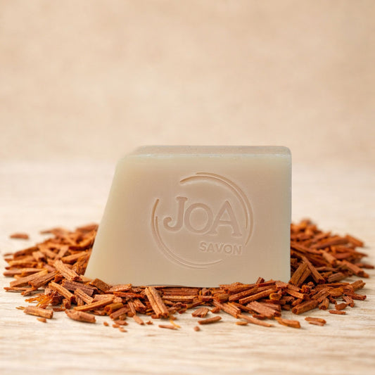 Savon Santal Joa Savon dans une ambiance chaleureuse avec copeaux de bois et notes boisées