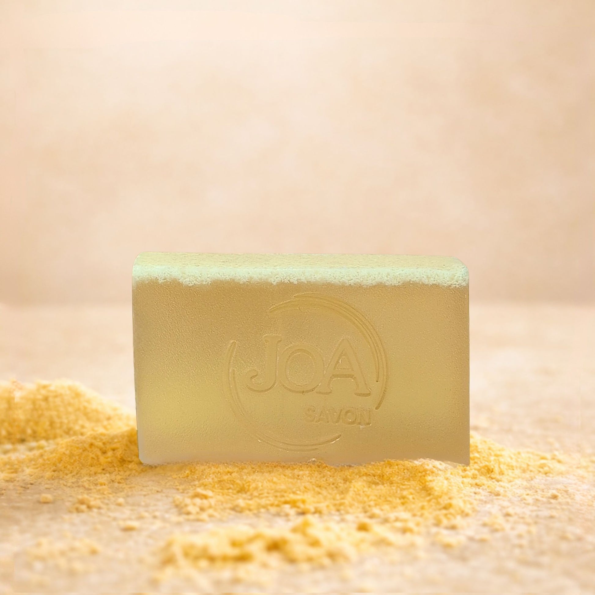 Savon Soufre Joa Savon dans une ambiance naturelle avec poudre de soufre et tons doux