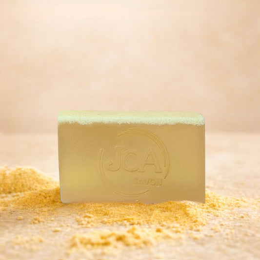 Savon Soufre Joa Savon dans une ambiance naturelle avec poudre de soufre et tons doux