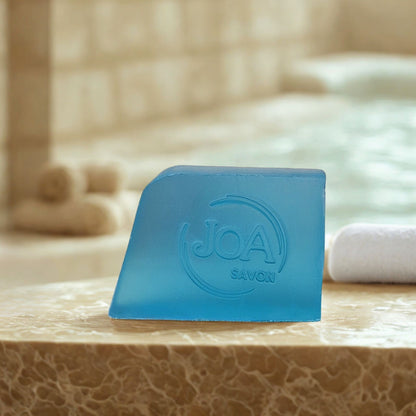 Savon Spa Joa Savon dans une ambiance détente et bien-être avec serviettes et salle de bain