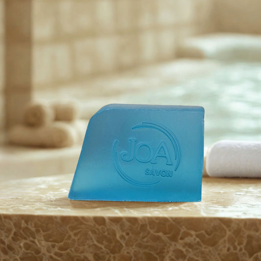 Savon Spa Joa Savon dans une ambiance détente et bien-être avec serviettes et salle de bain