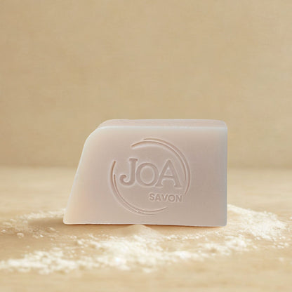 Savon Talc Joa Savon dans une ambiance douce et poudrée avec texture de talc