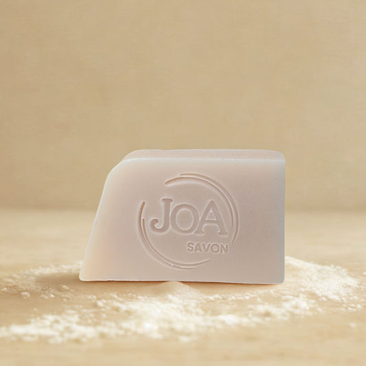 Savon Talc Joa Savon dans une ambiance douce et poudrée avec texture de talc