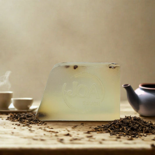 Savon Thé Vert Joa Savon dans une ambiance apaisante avec feuilles de thé et accessoires bien-être